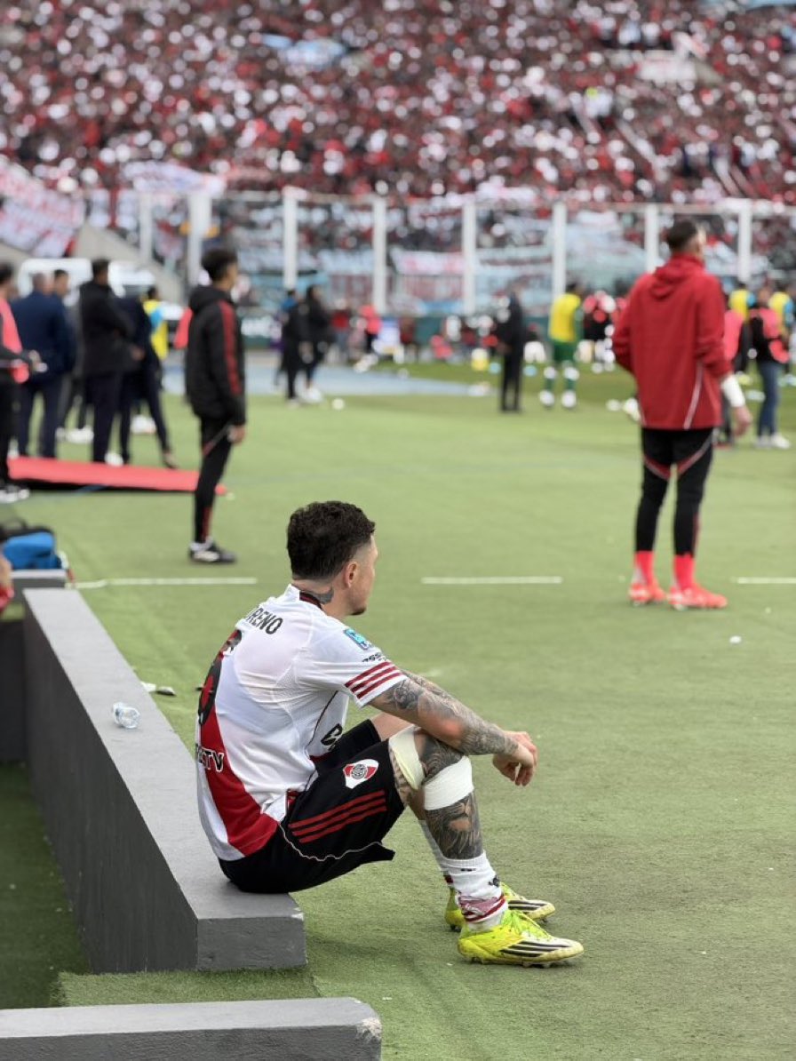 pedricarp's tweet photo. TITULAR, el compromiso de este tipo con la camiseta de River es una locura, vamos Anibal. https://t.co/RZMqNYCPJG