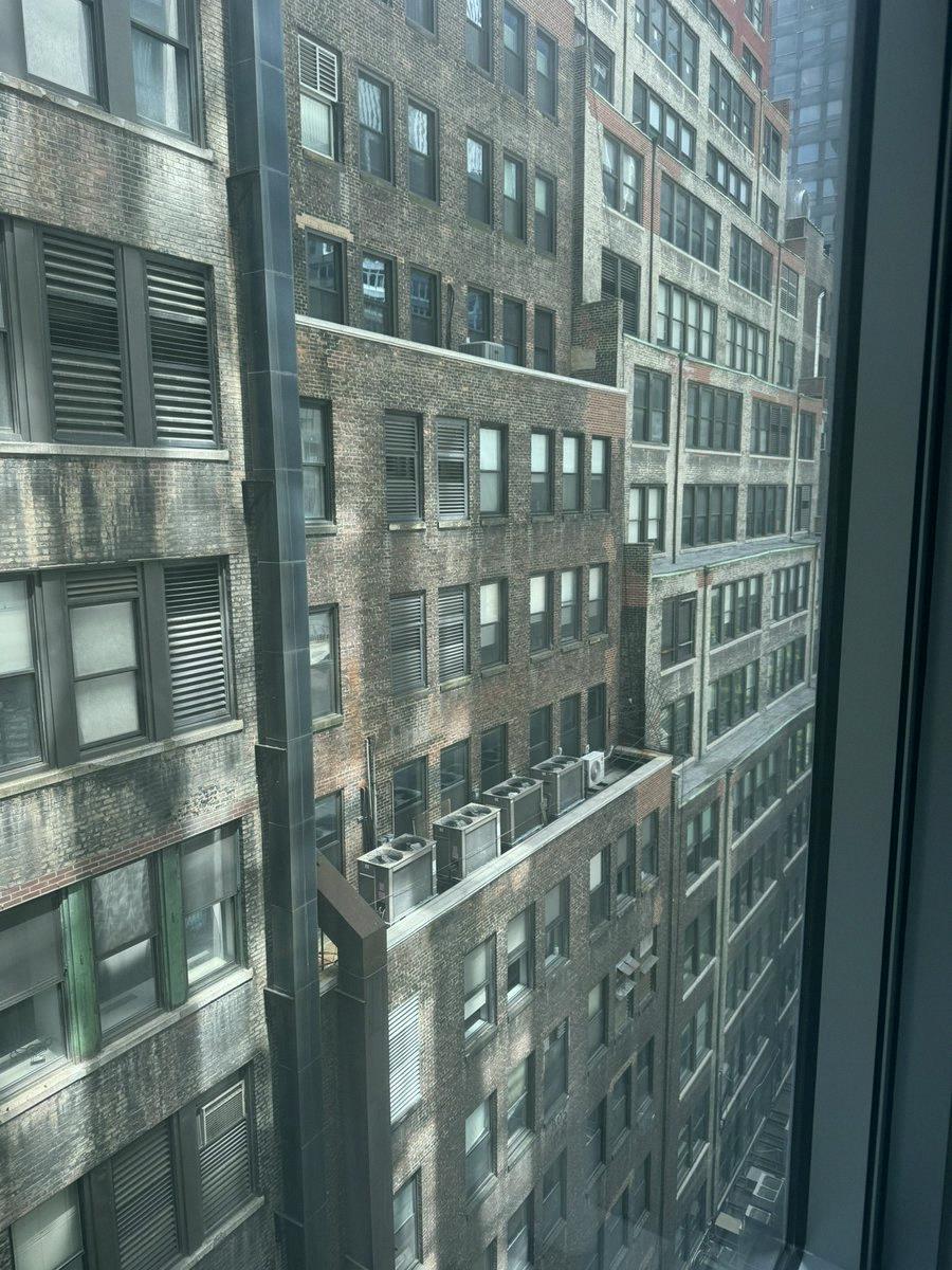 PayPay107218's tweet photo. ニューヨークのホテルに着いたよ🏙️
世界一の景色が待ってる✨ https://t.co/aD2lnpYkI9