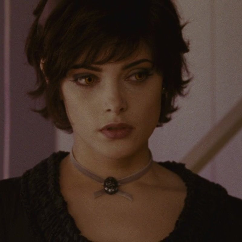 anyafolders's tweet photo. Anya Taylor-Joy says if they were to make a new version of Twilight she would play Alice Cullen:

"I don't think I'm a Bella. Maybe like an Alice. Yeah, that'd be fun. Jasper's cute." https://t.co/40f70Z1Gry