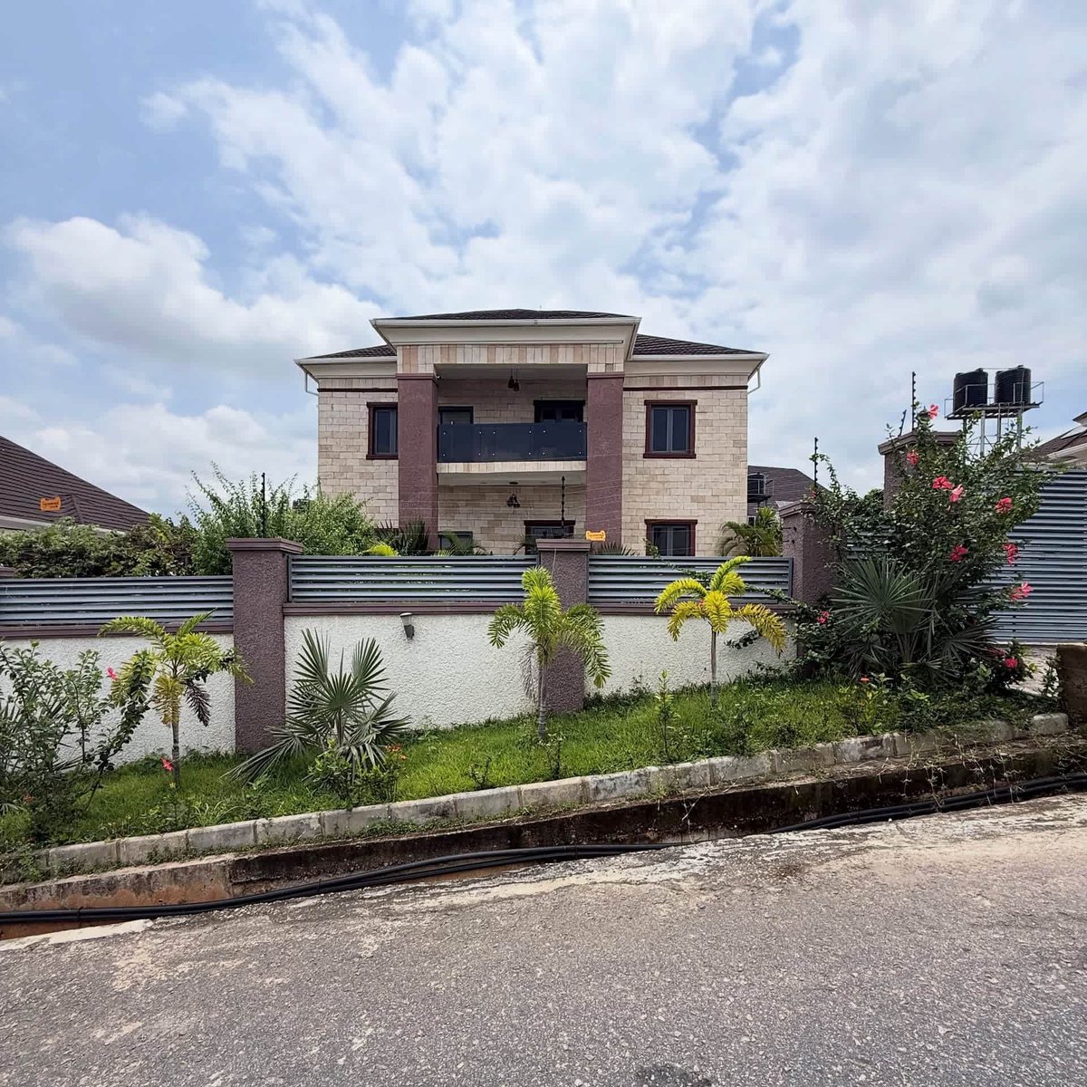 ipropty's tweet photo. Experience the pinnacle of elite living in this magnificent 4-bedroom fully detached duplex, uniquely featuring two independent guest chalets and a Boys' Quarters (BQ). 

Located in the highly prestigious and

 https://t.co/UzDVaiWL2O https://t.co/sShjcqxm56