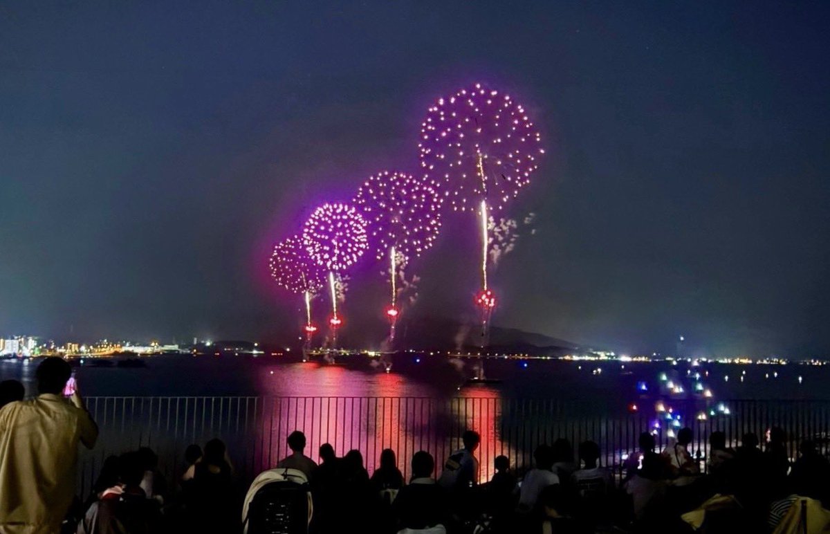 akihito_uesada's tweet photo. 熊本地震の被災地の復旧を支援するため、松江水郷祭において「がんばろう熊本」のメッセージを贈りました！

松江市では上下水道局職員4人を給水車とともに派遣しているほか、その他職員の派遣についても調整を進めています。

市役所本庁・支所には義援金箱を設置しています。ご協力をお願いします。 https://t.co/ToY9dmX75w