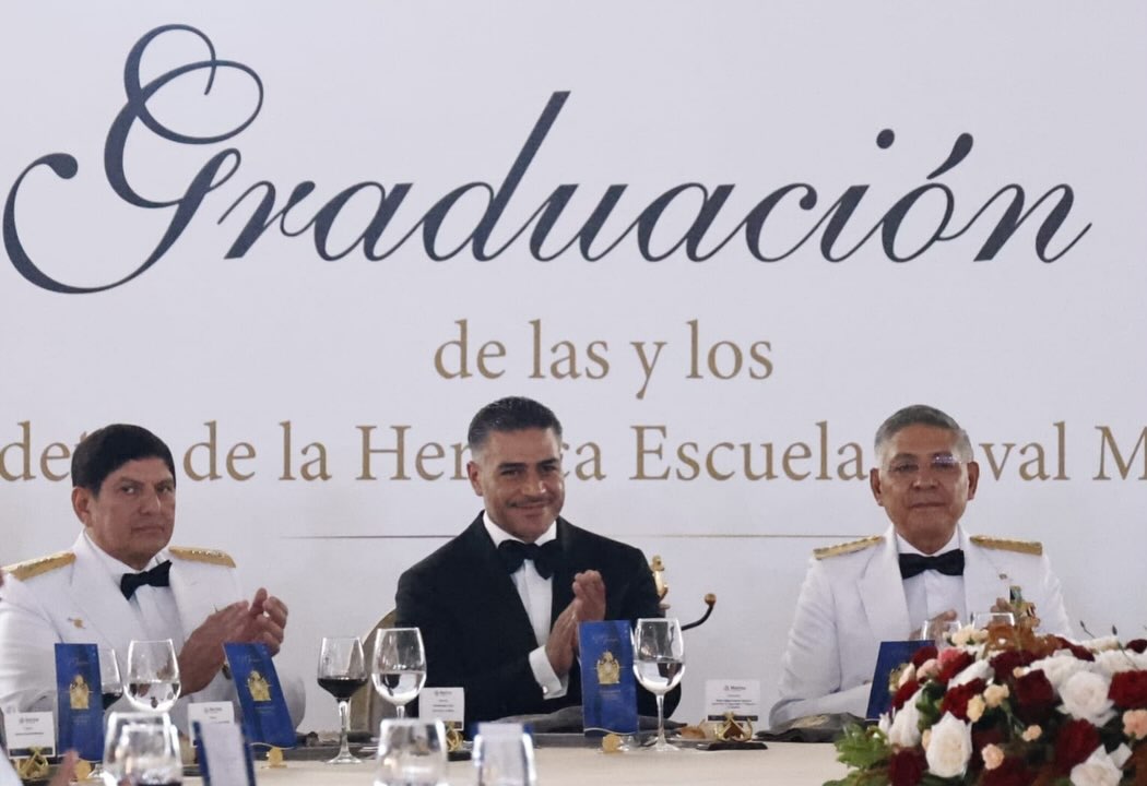 ElFinanciero_Mx's tweet photo. 🎓⚓ ¡De uniforme de gala! Omar García Harfuch, secretario de Seguridad, fue el padrino de la generación 2022-2026 de la Heroica Escuela Naval Militar. El funcionario asistió a la ceremonia de graduación, realizada la noche del 31 de julio en Veracruz, donde 211 cadetes concluyeron su formación

https://t.co/Pc1Js3ULD6
📸: @OHarfuch