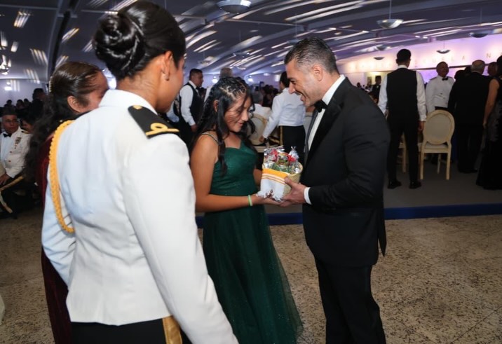 ElFinanciero_Mx's tweet photo. 🎓⚓ ¡De uniforme de gala! Omar García Harfuch, secretario de Seguridad, fue el padrino de la generación 2022-2026 de la Heroica Escuela Naval Militar. El funcionario asistió a la ceremonia de graduación, realizada la noche del 31 de julio en Veracruz, donde 211 cadetes concluyeron su formación

https://t.co/Pc1Js3ULD6
📸: @OHarfuch