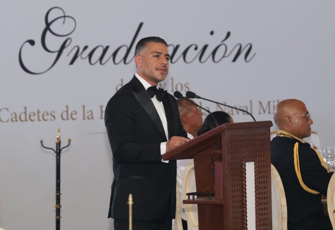 ElFinanciero_Mx's tweet photo. 🎓⚓ ¡De uniforme de gala! Omar García Harfuch, secretario de Seguridad, fue el padrino de la generación 2022-2026 de la Heroica Escuela Naval Militar. El funcionario asistió a la ceremonia de graduación, realizada la noche del 31 de julio en Veracruz, donde 211 cadetes concluyeron su formación

https://t.co/Pc1Js3ULD6
📸: @OHarfuch