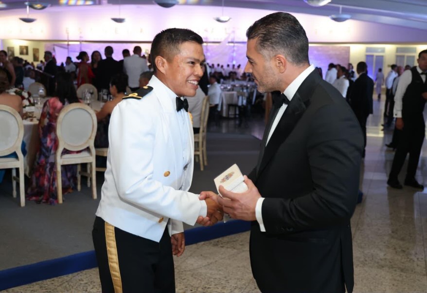 ElFinanciero_Mx's tweet photo. 🎓⚓ ¡De uniforme de gala! Omar García Harfuch, secretario de Seguridad, fue el padrino de la generación 2022-2026 de la Heroica Escuela Naval Militar. El funcionario asistió a la ceremonia de graduación, realizada la noche del 31 de julio en Veracruz, donde 211 cadetes concluyeron su formación

https://t.co/Pc1Js3ULD6
📸: @OHarfuch