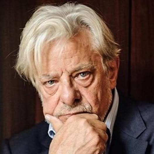 pierpi13's tweet photo. "Sto invecchiando. Compio 84 anni e non ho mai detto ‘me ne sento 10 di più, 10 di meno’. No, io mi sento gli anni che ho. La vecchiaia non è bella, però vi consiglio un libro di Cicerone dal titolo ‘elogio della vecchiaia’. Ecco, quello tranquillizza un po'.
Una cosa mi rende molto triste: non si mangia più con i sapori di una volta. Il mangiare è una cosa meravigliosa. Mia nonna e mia madre mi preparavano pranzi straordinari. Gli spaghetti al pomodoro erano meravigliosi, e non ci sono più.
I premi alla carriera mi allungano la vita. Ne ho ricevuti 68 forse perché pensano che subito dopo io muoia. Invece mi allungano la vita".
Giancarlo Giannini