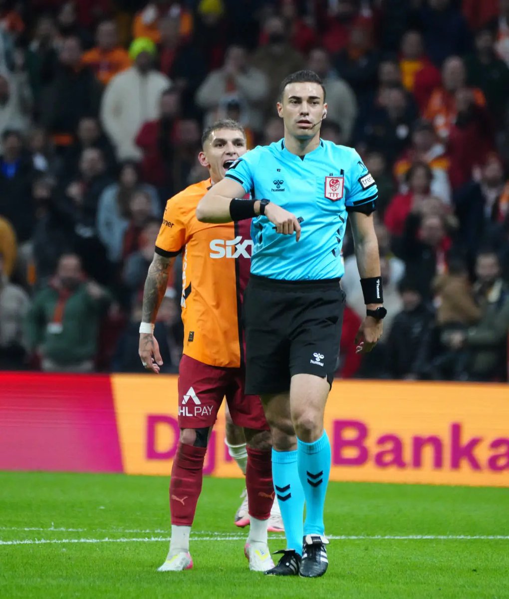 DegajSportscom's tweet photo. Hakem Oğuzhan Çakır az önce GS seyircisi (3 bin kişi) tepki gösterdi diye hazırlık maçında Rennes oyuncusunu yanına çağırdı ve azarladı.

Maç başından beri Rennes’li oyunculara 4-5 kere yaptı bunu.
Misafire bile saygı yok.

Sarr, Jackson, Leao falan bırakın. Buna bakın. https://t.co/MYv2RjBpoO