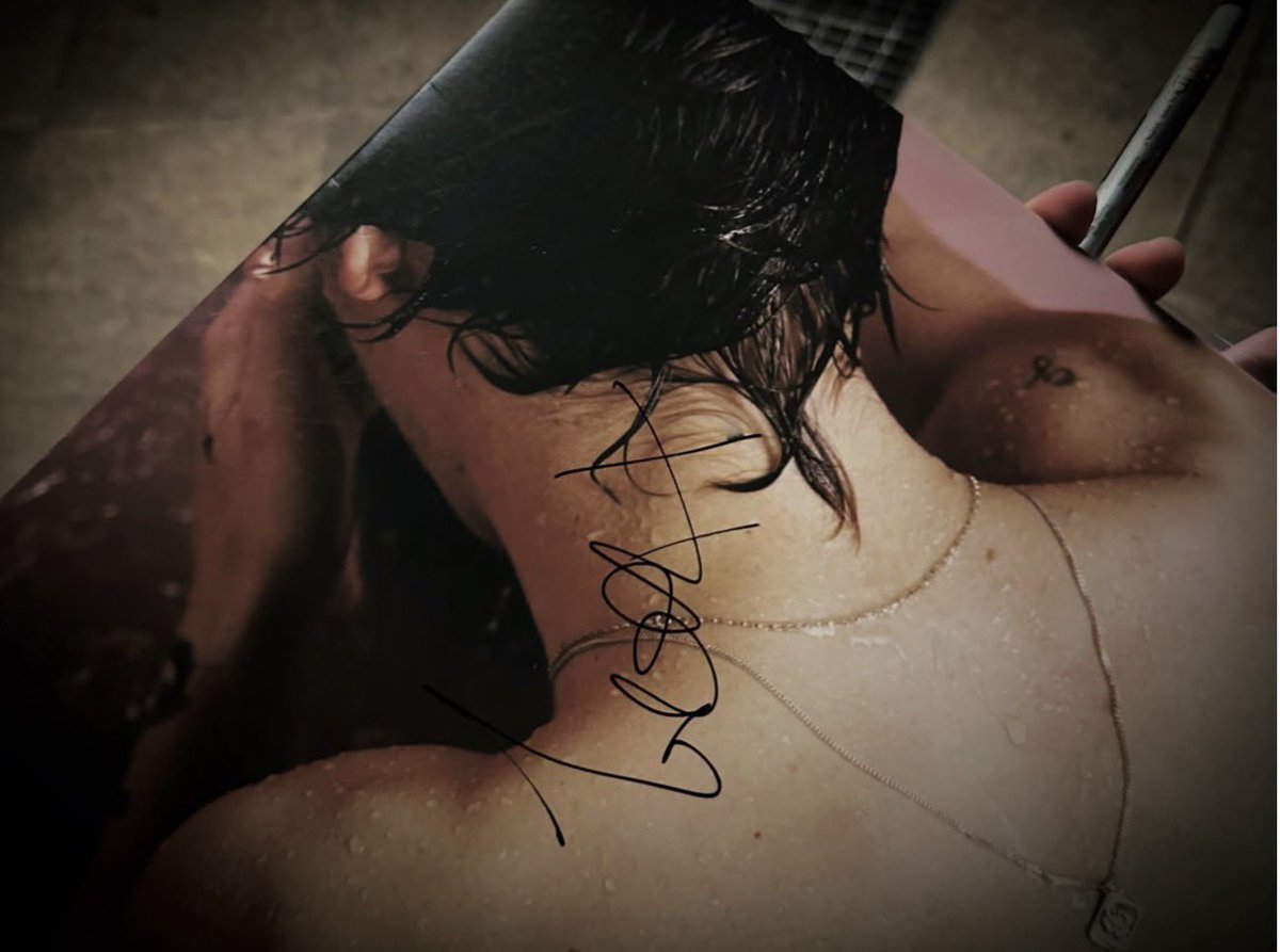 stylesfolders's tweet photo. Harry Styles signed a HS1 vinyl for a fan out and about in Mexico City today - August 2 (via lauradufer) https://t.co/avypDAGCfw