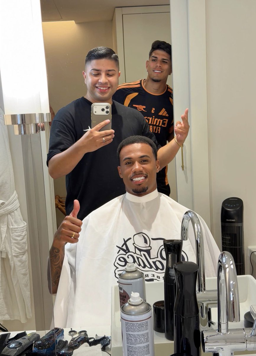 arsenalinside_'s tweet photo. When you cut almost the whole team’s hair before yesterday’s friendly game 💇‍♂️😂

(📸: palacebarberbcn on IG) https://t.co/Rua1gAASES