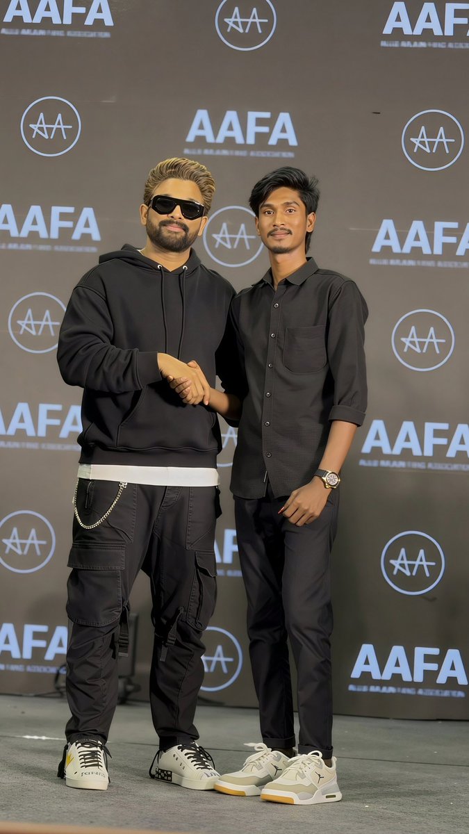 TejaAAdhf's tweet photo. 3rd Time Meet My Hero ICON StAAr @alluarjunonline AnnAya🖤🫂 Loveeee Youuu Annaaaa❤️‍🩹 https://t.co/uioBoi0Dnc