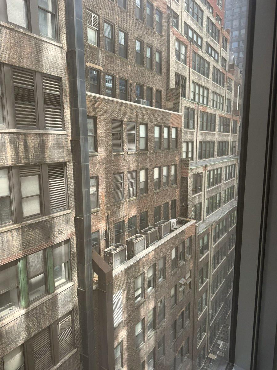 318_max's tweet photo. ニューヨークのホテルに着いたよ🏙️
世界一の景色だわ🌆 https://t.co/s7nhSj7OaZ