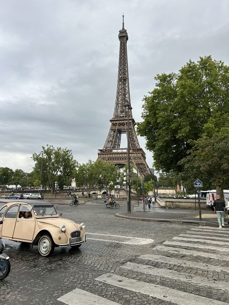echoesofworld's tweet photo. Paris or Edinburgh? https://t.co/01FtoN2I2Q