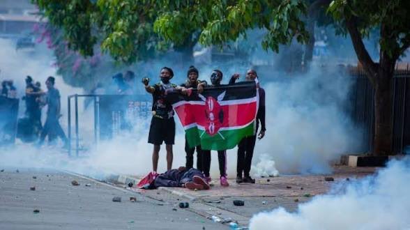 Edwin_Inganji's tweet photo. @citizentvkenya Hiyo ufala hatutaki. Sit down with your stupid killer cops https://t.co/7xqcuTlQga