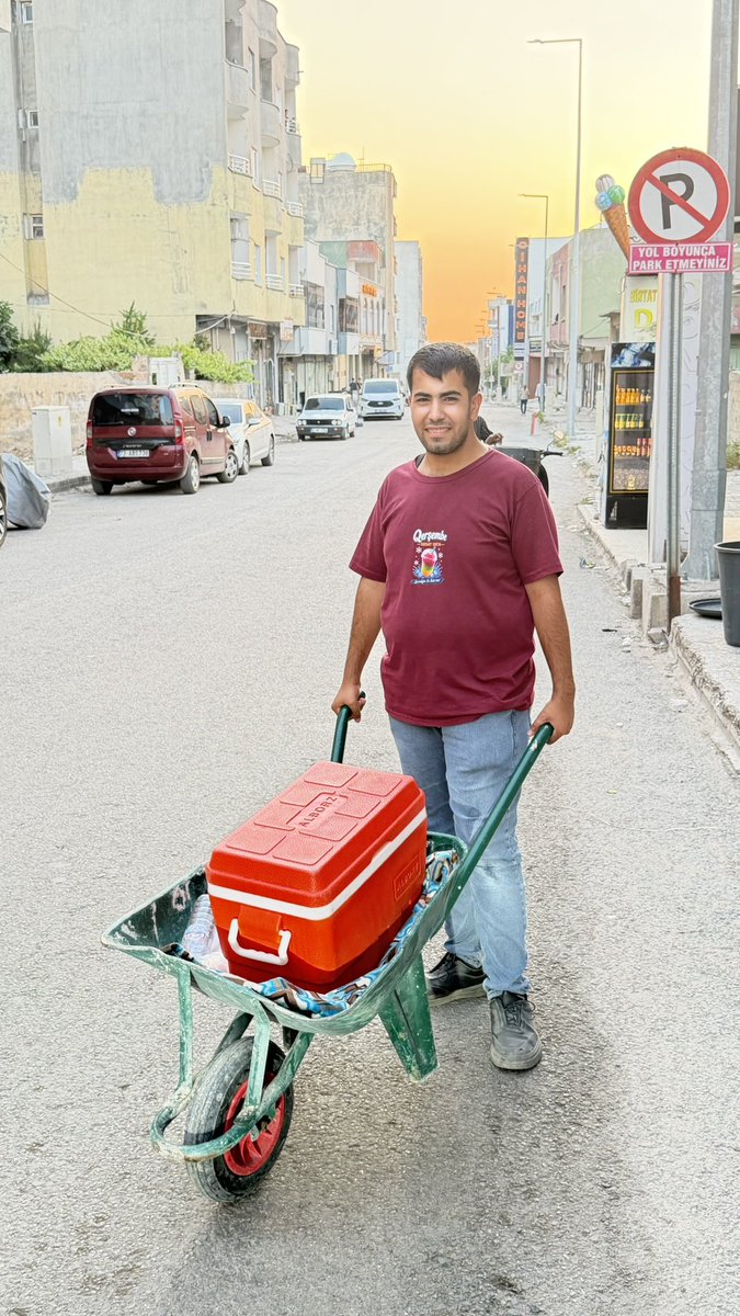 silopii73_2's tweet photo. Bu kardeşimizin ismi Eyüp buzlaç satıyor silopinin her yerini yıllardır geziyor emeğiyle buzlaç satıyor ve o kadar efendi güzel bir delikanlıki parası olmayana benden diyor umarım hayatın boyunca herşey gönlünce olur güzel kardeşim eyüp❤️👏 https://t.co/XyXNxOsSLz