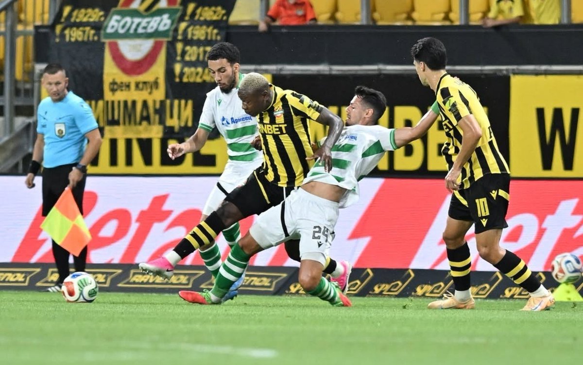 FutbolistasAXEM's tweet photo. #EfbetLeague 🇧🇬
Luciano Squadrone fue titular en #ChernoMore, que cayó 1-0 con @botev_plovdiv. https://t.co/E3hAV6XD9b