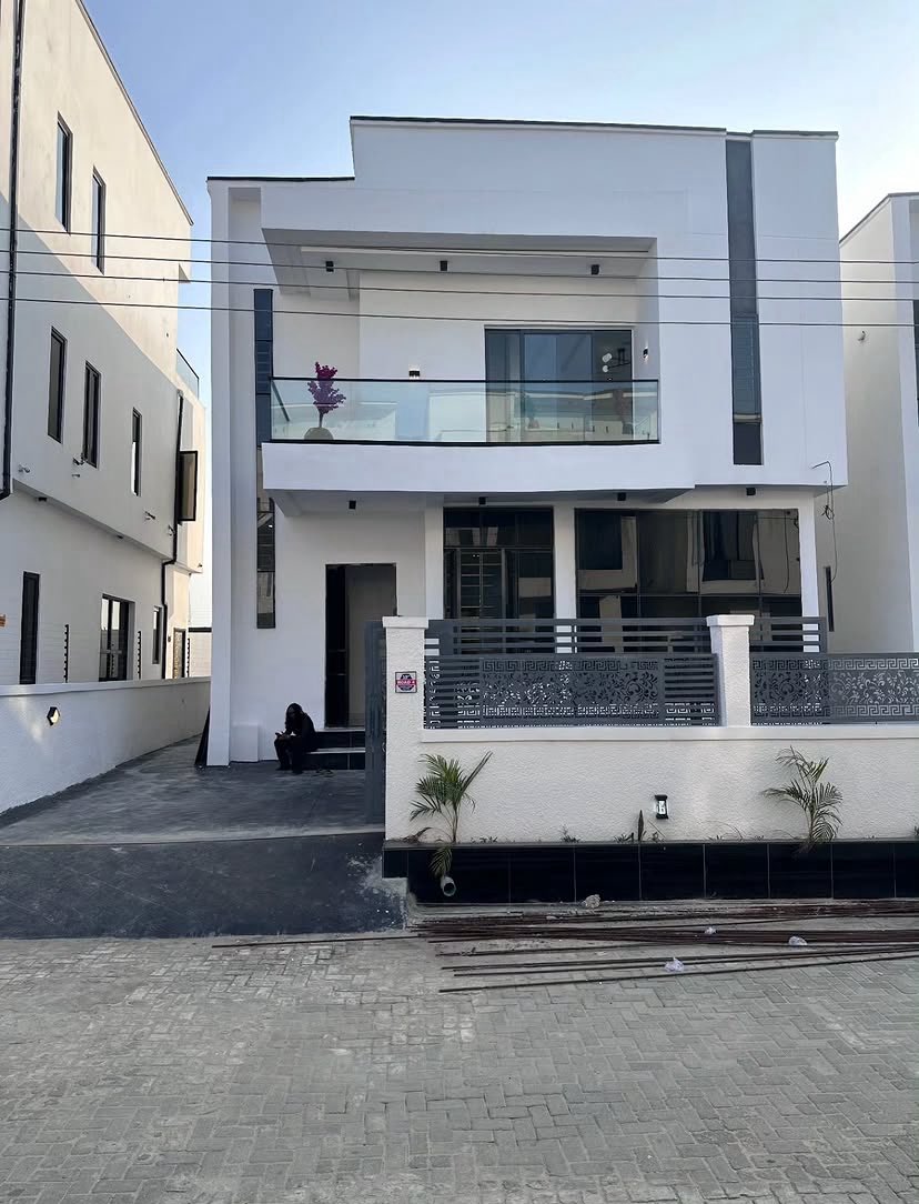 Dir_Martinsz's tweet photo. I have a shared apartment in Ikate, if you’re serious let me know.

It’s 400k per year. 

3 people in the building….. https://t.co/VBcgXp2sV0