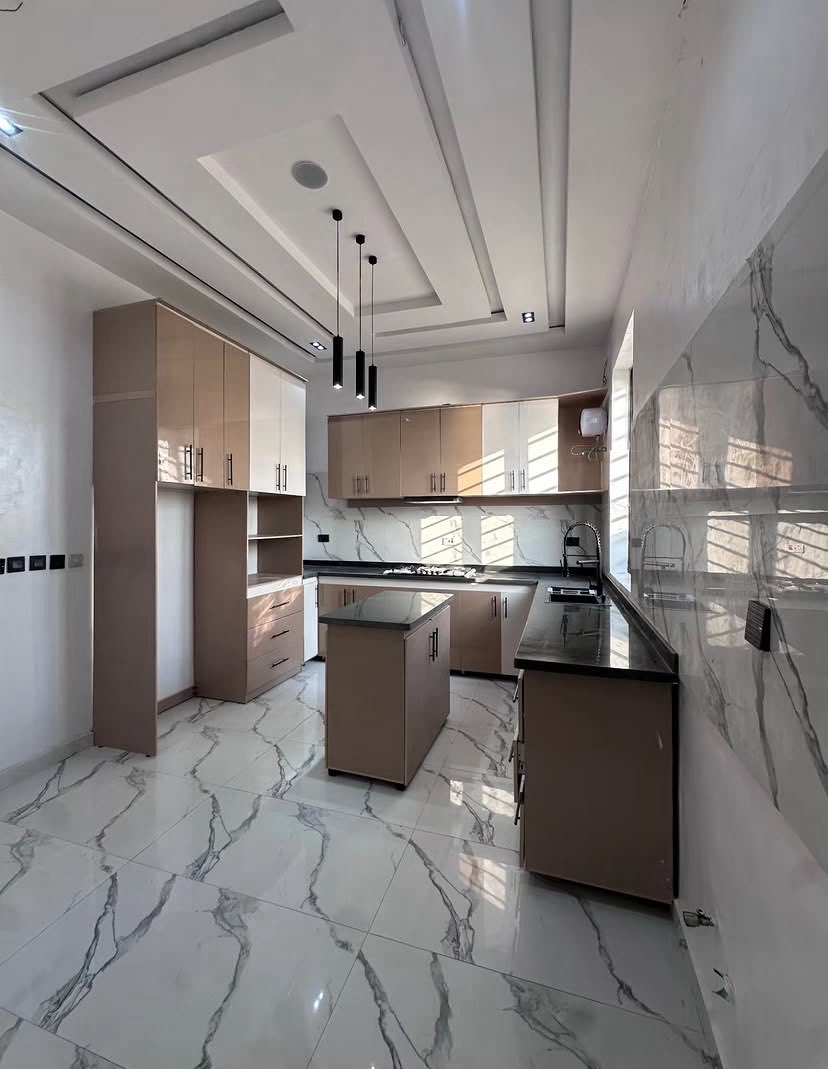 Dir_Martinsz's tweet photo. I have a shared apartment in Ikate, if you’re serious let me know.

It’s 400k per year. 

3 people in the building….. https://t.co/VBcgXp2sV0