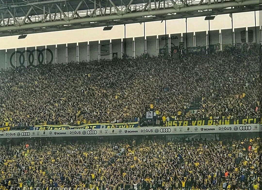 ValverdeBey's tweet photo. 4 Sene üst üste şampiyon olan (!) Galatasaray tribünü / 13 yıldır şampiyon olamayan Fenerbahçe tribünü 

Kimin büyük olduğu tartışmaya kapanmıştır. https://t.co/fi9onHP5Ih