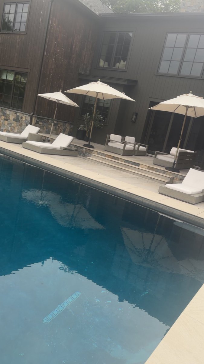 rayrayopen247's tweet photo. Living better then any of u niggas✌🏼😂😂💯 (1 month ago at the summer house) https://t.co/SPTi15V4eY