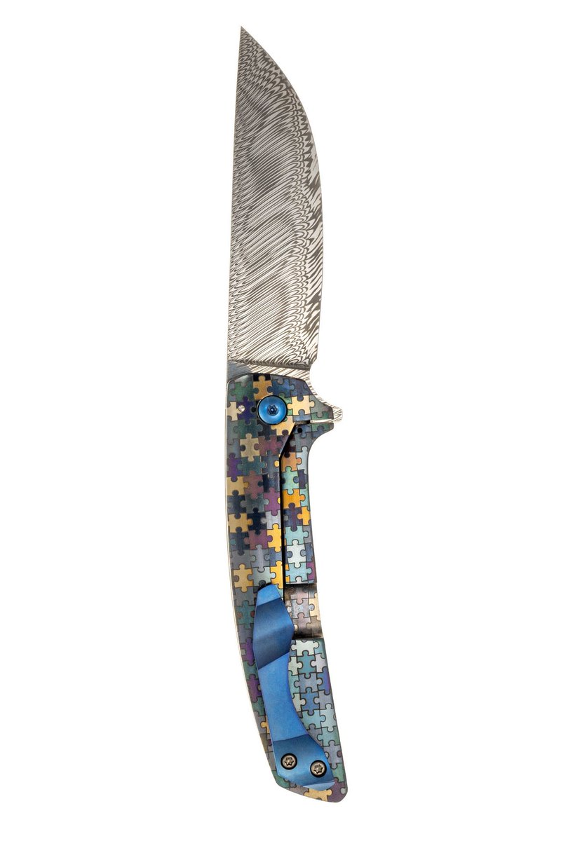 noblie_eu's tweet photo. Inspired by Bartosz Herman’s Puzzle finish, we developed our own laser-engraved puzzle pattern for a titanium framelock folder. The colors shift with the light, while the Damascus blade adds another layer of texture. What do you think of the result?#CustomKnives #KnifeMaking https://t.co/ljjZ4z9F8L