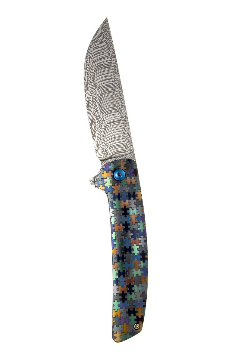 noblie_eu's tweet photo. Inspired by Bartosz Herman’s Puzzle finish, we developed our own laser-engraved puzzle pattern for a titanium framelock folder. The colors shift with the light, while the Damascus blade adds another layer of texture. What do you think of the result?#CustomKnives #KnifeMaking https://t.co/ljjZ4z9F8L