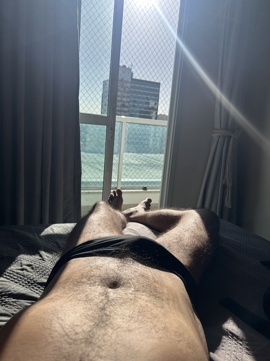 marcelo_ac's tweet photo. Eu moro há 2 quarteirões da praia mas hoje cheguei TÃO cansado do trabalho que só consegui tirar a roupa e ficar de sunga e agora to parecendo uma gay peluda de São Paulo pegando sol dentro do apartamento https://t.co/LBAh0zbbqs