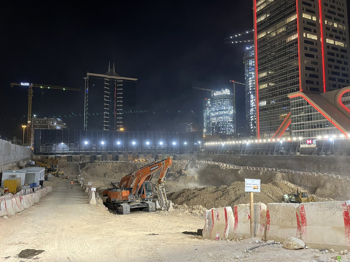 SaudiProject's tweet photo. جانب من أعمال الحفر في مشروع #برج_الياسمين التابع لشركة عبدالله الراجحي القابضة على طريق الملك فهد شمال الرياض، والمقام على مساحة تتجاوز 13 ألف متر مربع، فيما تتولى شركة SOM العالمية تصميم البرج الذي سيكون بحسب المطور أيقونة معمارية في العاصمة، باستثمارات تتجاوز 3 مليارات ريال https://t.co/wPl1XTTT61