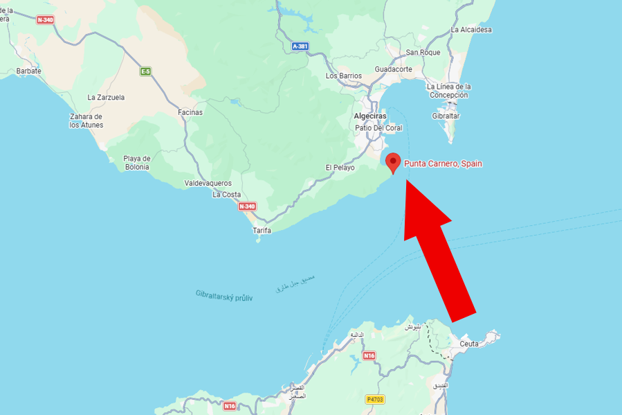 RobertKotzian's tweet photo. MEZI CEUTOU A PEVNINSKÝM ŠPANĚLSKEM PENDLUJÍ SKÚTRY A ČLUNY S MIGRANTY

Situace ve španělské exklávě Ceuta má další vývoj. ➡️Pašerácká mafie od soboty začala migrantům nabízet expresní převoz z Ceuty na pevninské Španělsko (viz snímek mapy). Je to cca 25 km po moři. 

Migranty po jednom nebo dvou osobách ➡️kyvadlově převážejí do oblasti Campo de Gibraltar vodním skútrem (viz video). Druhou, levnější službou je převoz vodním skútrem na člun čekající na moři a pak ve větším počtu tímto člunem ke břehům pevninského Španělska. ➡️Tedy na území, které je plnohodnotnou součástí Schengenského prostoru, a odkud se lze, s určitou dávkou štěstí, nepozorovaně dostat kamkoli do EU‼️

Cena za převoz s přestupem na člun se dle španělských médií pohybuje mezi 1000 až 3000 eur. Cena za přímý převoz skútrem je 4000 až 6000 eur. Pochopitelně, ne každý z 10 až 15 tisíců migrantů, kteří v uplynulých dnech přeplavali do Ceuty, na to má. Jenže dost jich na to má. Proto také pašeráci tento navazující byznys rozjeli.

➡️Kdo z mladých marockých mužů má tolik peněz? K čemu a komu se někteří z nich museli zavázat? Spousta otázek. A pašerácký byznys běží...

Španělská policie se dovezené migranty pokouší na pevnině chytat a zadržovat, ale ➡️pobřeží je dlouhé a pašeráci neustále mění místa vylodění... Migranti musí vystoupit kus od břehu. Zbytek musí doplavat.

Skutečně má premiér Pedro Sánchez situaci pod kontrolou?