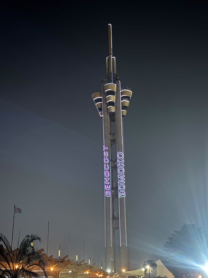 rkitsita's tweet photo. #RDC: À la tombée de la nuit, la Tour de l’Échangeur est devenue  un symbole de mémoire. Illuminée par l’inscription « GENOCOST », elle domine la célébration populaire organisée après la cérémonie officielle. Entre recueillement, musique et hommage aux victimes, Kinshasa vit une soirée dédiée au souvenir, à la justice et à la reconnaissance des souffrances endurées par des millions de Congolais.
@FonarevRDC 

#GENOCOST