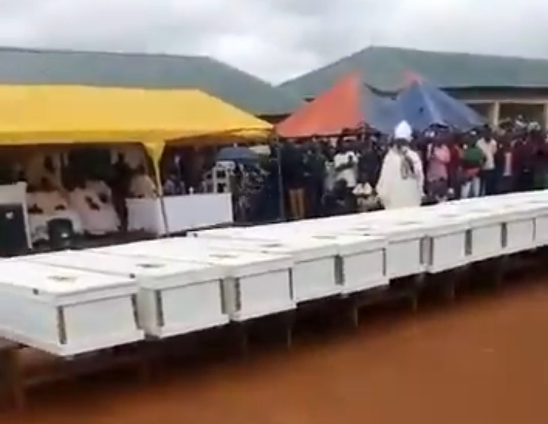 DanielRegha's tweet photo. Look at this picture, take a real good look at it. This is the mass burial for 27 persons out of the 30 who lost their lives some days ago in Naridon village, Southern Kaduna; Because the govt that claims to be fighting against terrorism keeps failing to do their job. 

Today these are the victims, it could've been any of us. We need to take political conversations serioulsy.