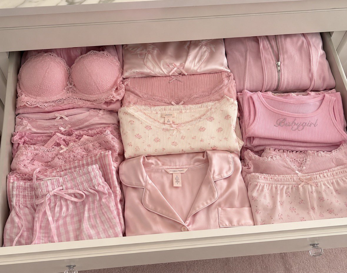 PinkPrivilege5's tweet photo. If happiness had a color, it would be pink. 🌸 https://t.co/yfdRwi95BT
