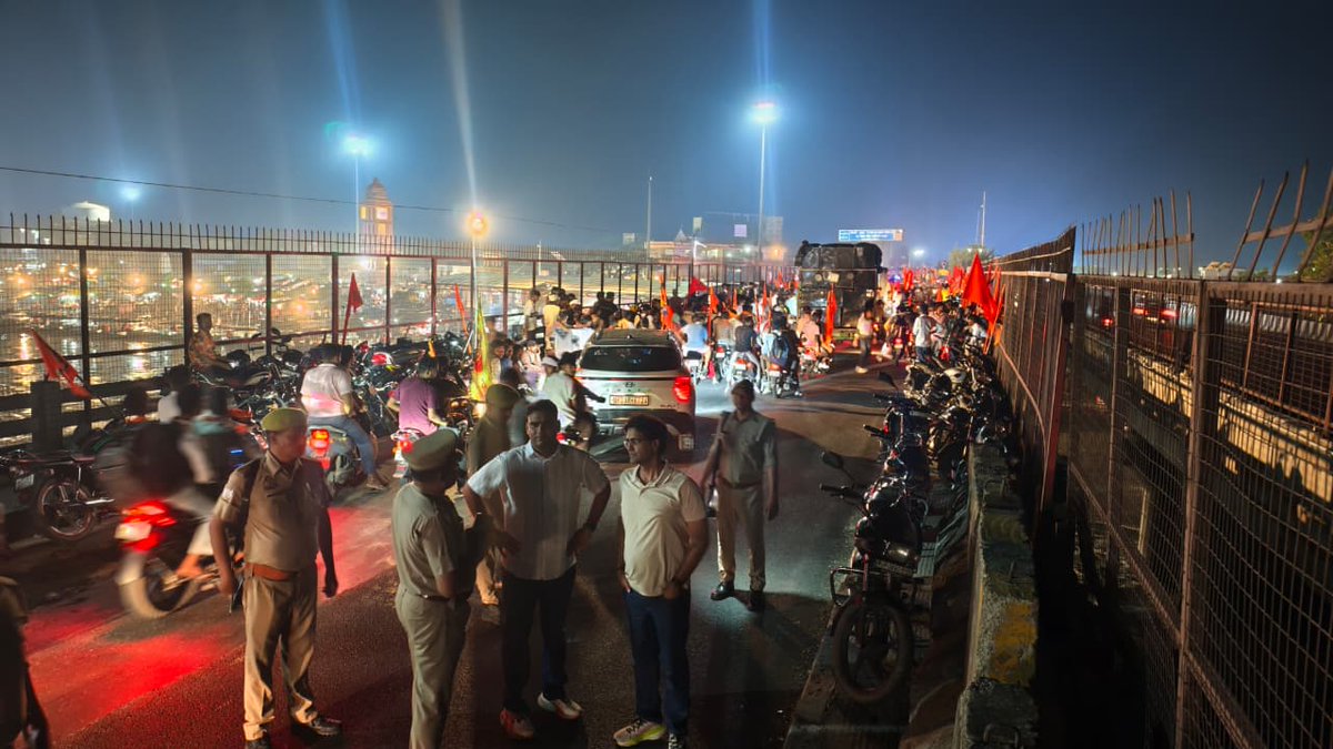 amrohapolice's tweet photo. सावन के प्रथम सोमवार के दृष्टिगत पुलिस अधीक्षक अमरोहा श्री लखन सिंह यादव एवं जिलाधिकारी श्री नितिन गौड़ ने देर रात्रि कांवड़ मार्ग, यातायात डायवर्जन एवं सुरक्षा व्यवस्थाओं का संयुक्त निरीक्षण कर अधिकारियों को आवश्यक दिशा-निर्देश दिए। 

#AmrohaPolice #KanwarYatra2026 #UPPolice https://t.co/ONMRC1g5cv