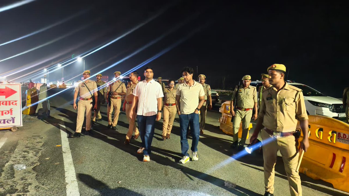 amrohapolice's tweet photo. सावन के प्रथम सोमवार के दृष्टिगत पुलिस अधीक्षक अमरोहा श्री लखन सिंह यादव एवं जिलाधिकारी श्री नितिन गौड़ ने देर रात्रि कांवड़ मार्ग, यातायात डायवर्जन एवं सुरक्षा व्यवस्थाओं का संयुक्त निरीक्षण कर अधिकारियों को आवश्यक दिशा-निर्देश दिए। 

#AmrohaPolice #KanwarYatra2026 #UPPolice https://t.co/ONMRC1g5cv