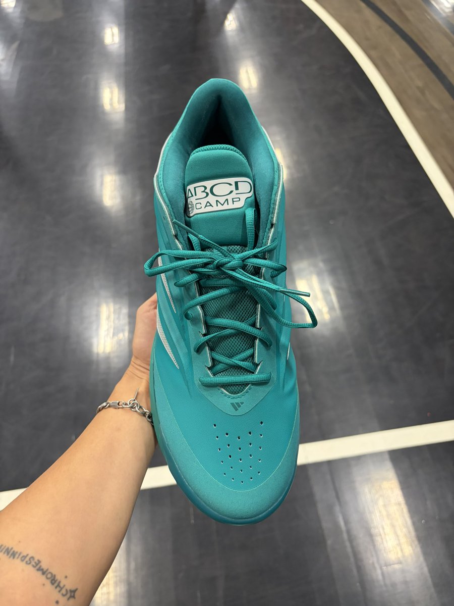 nicekicks's tweet photo. After a 20-year hiatus, Tracy McGrady and adidas have revived ABCD Camp, the iconic high school basketball showcase founded by the legendary Sonny Vaccaro 🏀

Every camper received ABCD x adidas Crazy Energy PEs to hoop in 🔥 https://t.co/IkWURnStPy