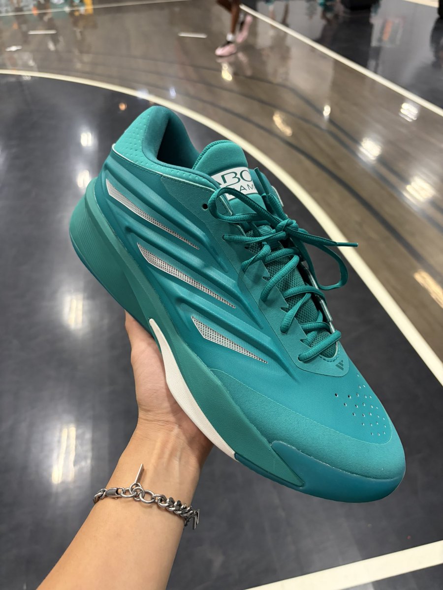 nicekicks's tweet photo. After a 20-year hiatus, Tracy McGrady and adidas have revived ABCD Camp, the iconic high school basketball showcase founded by the legendary Sonny Vaccaro 🏀

Every camper received ABCD x adidas Crazy Energy PEs to hoop in 🔥 https://t.co/IkWURnStPy