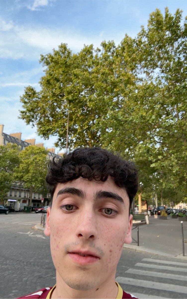 chorumedogremio's tweet photo. “Chorumeeee”.

Foi o que escutei 10 minutos atrás voltando da avenida Champs-Elysees.

“Sou muito fã do seu trabalho, satisfação te encontrar aqui.
Lembro muito bem do dia que assisti o seu vídeo sobre a Copa São Paulo. 

Estava passando por uma fase conturbada na época, e aquele vídeo conseguiu me tirar dois minutos de boas risadas em um momento onde o mundo tinha perdido o sentido pra mim.

Hoje consegui um emprego em uma multinacional, me mudei para Paris e estou construindo minha família.
Você faz parte dessa conquista.”

E nesse momento nós dois nos debruçamos em lágrimas.
Não houve um francês ao redor que conseguiu conter a emoção.

Me sinto privilegiado de poder impactar positivamente vidas de tantas pessoas ao redor do planeta.
Tenho o sentimento de que nasci com esse propósito.

O trabalho devolve. 
Sempre.

💙🙏🙌