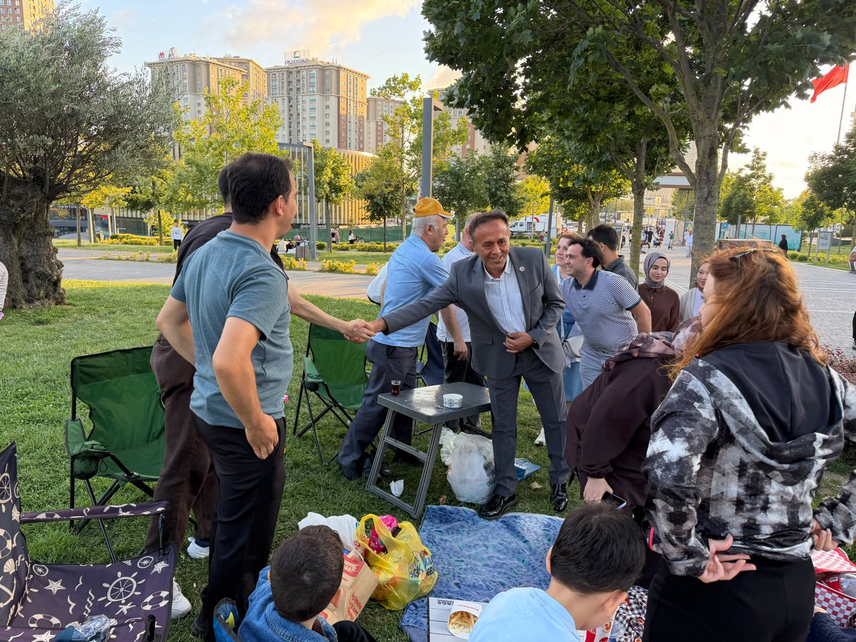 basaksehiruo's tweet photo. Ülkü Ocakları Başakşehir İlçe Başkanımız Sayın Fatih Şimşek ile Milliyetçi Hareket Partisi Başakşehir İlçe Başkanımız Sayın Recep Gülbahar, Başakşehir Millet Bahçesi’nde kıymetli hemşehrilerimizle bir araya gelerek vatandaşlarımızın talep ve görüşlerini dinlemişlerdir. https://t.co/HK0eU2NeuM