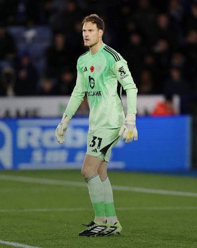 AllThingsBlades's tweet photo. Sheffield United and Bolton are exploring a deal for goalkeeper Asmir Begovic. The Bosnian is weighing up his next move after leaving Leicester on a free transfer. @DarrenOWitcoop 
#twitterblades #sufc https://t.co/2AIHOa460b