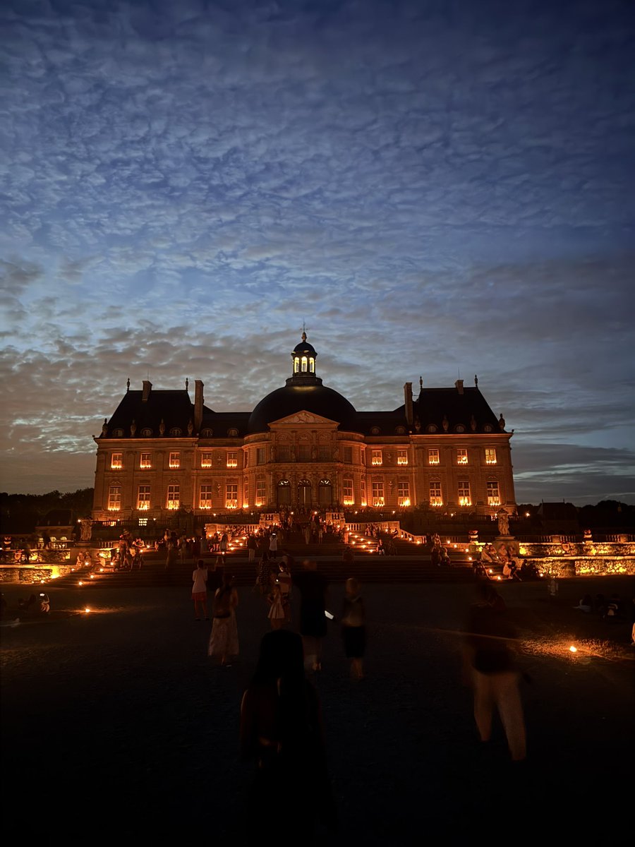 Luciaa9712's tweet photo. d’ailleurs les gars emmenez vos meufs au château de Vaux-le-Vicomte c’est incroyable https://t.co/ogbdIVtCFM