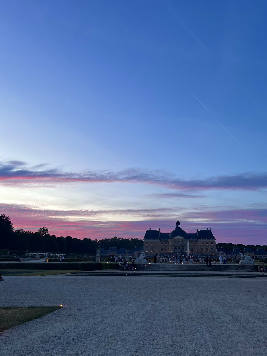 Luciaa9712's tweet photo. d’ailleurs les gars emmenez vos meufs au château de Vaux-le-Vicomte c’est incroyable https://t.co/ogbdIVtCFM