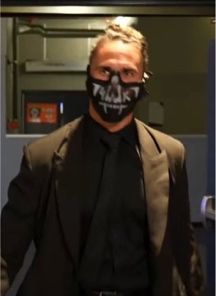 WrestlePurists's tweet photo. Seth Rollins arrives in his Shield mask

#SummerSlam https://t.co/yLIkpdgql3