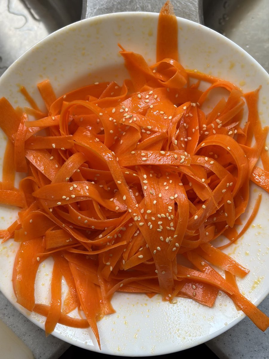 PamelaBies's tweet photo. Chopped or sliced carrots are almost completely useless

Ray Peat carrot salad is shredded into long ribbons for a reason

Those long fibres act like a gentle broom that binds endotoxin + estrogen and carries them out instead of letting them get reabsorbed 

One raw salad (done properly) a day is still one of the simplest, cheapest gut/hormone tools out there 🥕