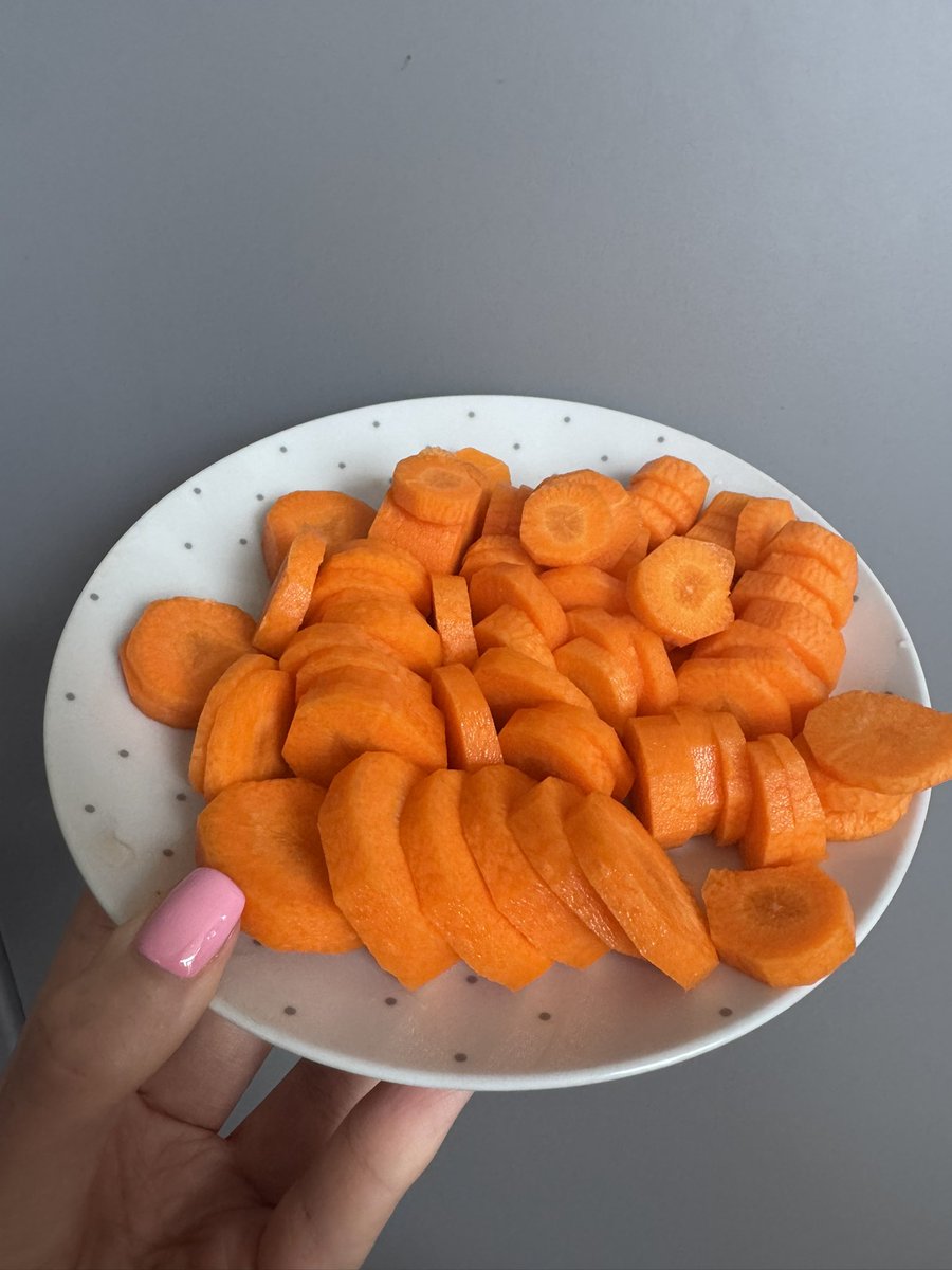 PamelaBies's tweet photo. Chopped or sliced carrots are almost completely useless

Ray Peat carrot salad is shredded into long ribbons for a reason

Those long fibres act like a gentle broom that binds endotoxin + estrogen and carries them out instead of letting them get reabsorbed 

One raw salad (done properly) a day is still one of the simplest, cheapest gut/hormone tools out there 🥕
