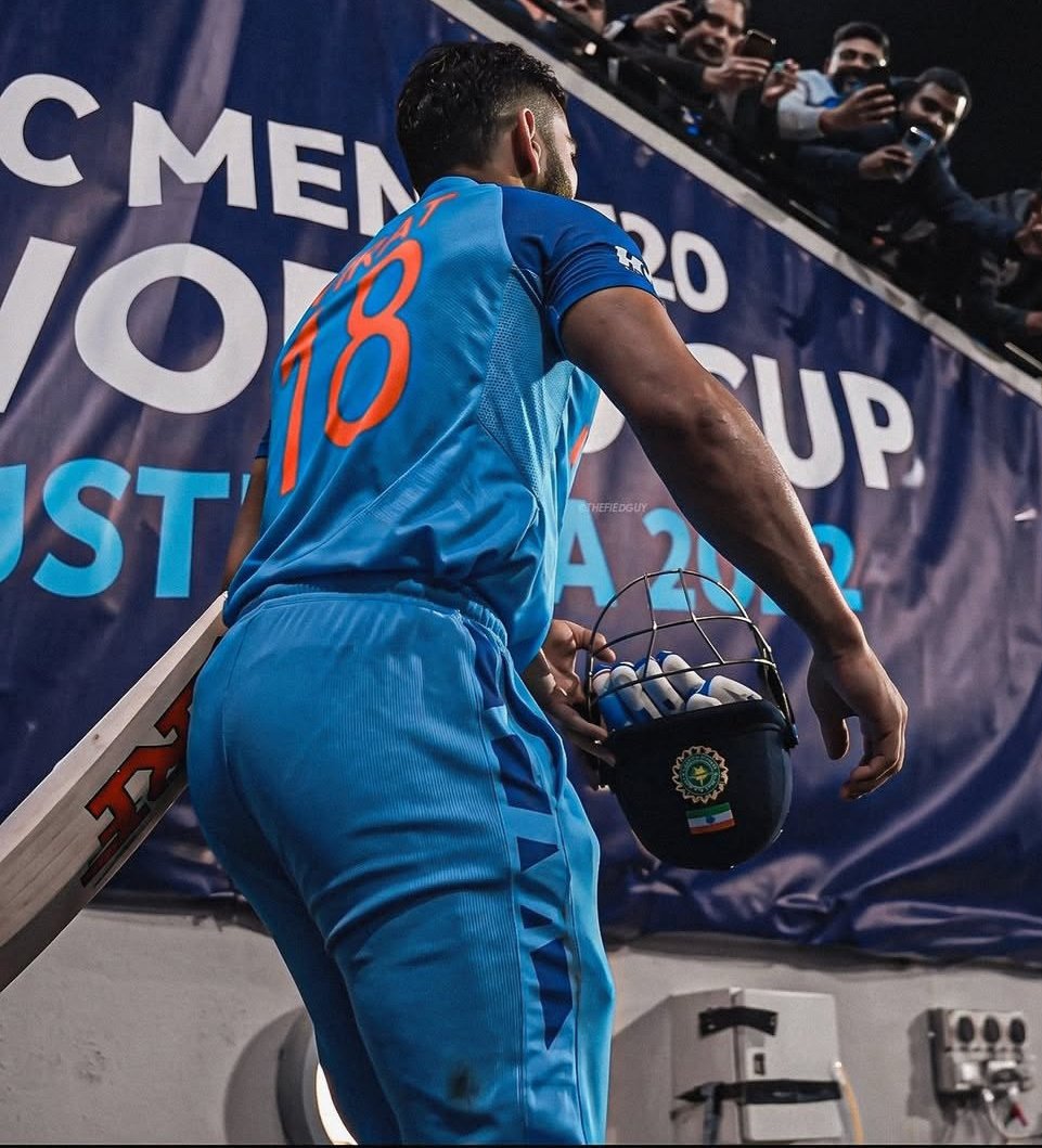 AddictedKohli's tweet photo. When its jersey no.18 you legit get sured that the ass down is very meaty and giant 🍑🤤 https://t.co/fqylPKI8iT