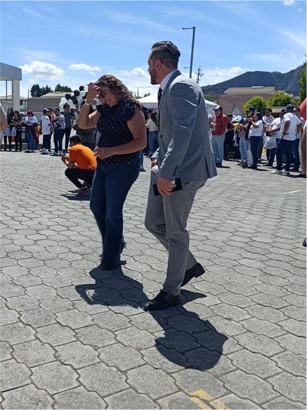 VCRNoticias's tweet photo. 🔴 ¿Se acuerdan de la funcionaria de @ARCH_Ec que iba en el carro que atropelló a una mujer tras pasarse un semáforo en rojo e invadir el carril exclusivo de la Ecovía en #Quito?
Pues es la misma que organizó la feria donde funcionarios recibieron REGALOS Y DÁDIVAS de empresas de hidrocarburos, pese a que la LOSEP lo prohíbe.