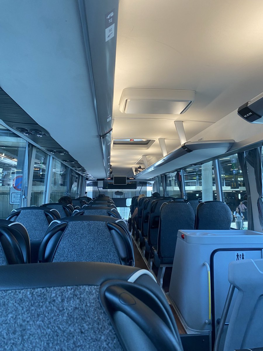 explorememo's tweet photo. バルセロナ空港からアンドラへ🇦🇩DirectBus オンライン予約支払い済みで。フライト10:30着、バス11:00発予約したけどフライト遅延。飛ぶ直前にWhatsAppでその旨を連絡したら次の便に振り替えるね！と新しいチケットを送ってくれた。迅速な対応で感謝！追加料金などなし。これ本当にありがたかった☺️ https://t.co/OS5xWO5K5d