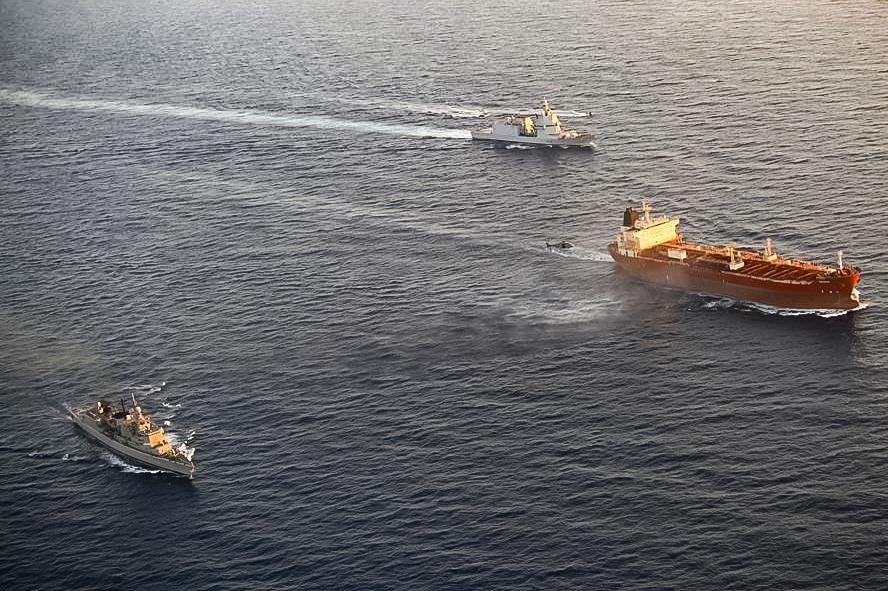 AnnaDeMilanese's tweet photo. 🇮🇹🇪🇺 Italienische Fregatte „Thaon di Revel“ entert Öltanker der russischen Schattenflotte im Mittelmeer.

Die „Toa Payoh“, mit EU-Sanktionen belegt und Teil der sogenannten Schattenflotte Russlands, wurde westlich von Pantelleria in internationalen Gewässern von der Flaggschiff-Fregatte der EU-Mission EUNAVFOR MED IRINI kontrolliert. 

Der Tanker, am 16. Juli im beninischen Cotonou gestartet und auf dem Weg nach Istanbul, führt die Flagge Kameruns.

Der Kapitän verweigerte laut italienischem Verteidigungsministerium zunächst die Kooperation. Daraufhin brachte ein Hubschrauber der „Thaon di Revel“ ein italienisches Militärteam an Bord, das die vorgesehenen Kontrollen durchführte – gestützt auf Artikel 110 des UN-Seerechtsübereinkommens. Beteiligt waren zudem ein griechisches Marineschiff und ein polnisches Aufklärungsflugzeug.

Verteidigungsminister Guido Crosetto lobte laut ANSA die Professionalität der beteiligten Kräfte und betonte Italiens Beitrag zur Sicherheit im Mittelmeer.

Der Einsatz markiert eine neue Eskalationsstufe: 

Das IRINI-Mandat, jahrelang fast ausschließlich auf das Waffenembargo gegen Libyen fokussiert, 
wurde jüngst erweitert, 
um genau solche Kontrollen an sanktionsumgehenden Öltankern zu ermöglichen.

Erstmals verlagert sich der Druck der EU auf Russlands Schattenflotte damit von den Häfen direkt auf die offene See – 
ein Signal an Moskaus Umgehungsnetzwerk, 
dass auch internationale Gewässer künftig kein sicherer Raum mehr sind.

Eure Einschätzung zu diesem Einsatz — ein Kommentar reicht.

Quellen: Verteidigungsministerium Italien (https://t.co/NMXuKdoJ2i), ANSA, Euronews