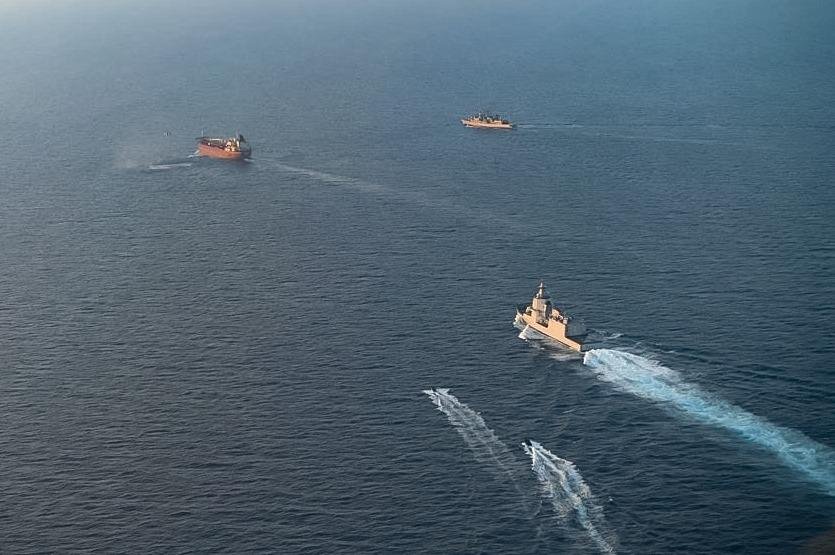 AnnaDeMilanese's tweet photo. 🇮🇹🇪🇺 Italienische Fregatte „Thaon di Revel“ entert Öltanker der russischen Schattenflotte im Mittelmeer.

Die „Toa Payoh“, mit EU-Sanktionen belegt und Teil der sogenannten Schattenflotte Russlands, wurde westlich von Pantelleria in internationalen Gewässern von der Flaggschiff-Fregatte der EU-Mission EUNAVFOR MED IRINI kontrolliert. 

Der Tanker, am 16. Juli im beninischen Cotonou gestartet und auf dem Weg nach Istanbul, führt die Flagge Kameruns.

Der Kapitän verweigerte laut italienischem Verteidigungsministerium zunächst die Kooperation. Daraufhin brachte ein Hubschrauber der „Thaon di Revel“ ein italienisches Militärteam an Bord, das die vorgesehenen Kontrollen durchführte – gestützt auf Artikel 110 des UN-Seerechtsübereinkommens. Beteiligt waren zudem ein griechisches Marineschiff und ein polnisches Aufklärungsflugzeug.

Verteidigungsminister Guido Crosetto lobte laut ANSA die Professionalität der beteiligten Kräfte und betonte Italiens Beitrag zur Sicherheit im Mittelmeer.

Der Einsatz markiert eine neue Eskalationsstufe: 

Das IRINI-Mandat, jahrelang fast ausschließlich auf das Waffenembargo gegen Libyen fokussiert, 
wurde jüngst erweitert, 
um genau solche Kontrollen an sanktionsumgehenden Öltankern zu ermöglichen.

Erstmals verlagert sich der Druck der EU auf Russlands Schattenflotte damit von den Häfen direkt auf die offene See – 
ein Signal an Moskaus Umgehungsnetzwerk, 
dass auch internationale Gewässer künftig kein sicherer Raum mehr sind.

Eure Einschätzung zu diesem Einsatz — ein Kommentar reicht.

Quellen: Verteidigungsministerium Italien (https://t.co/NMXuKdoJ2i), ANSA, Euronews