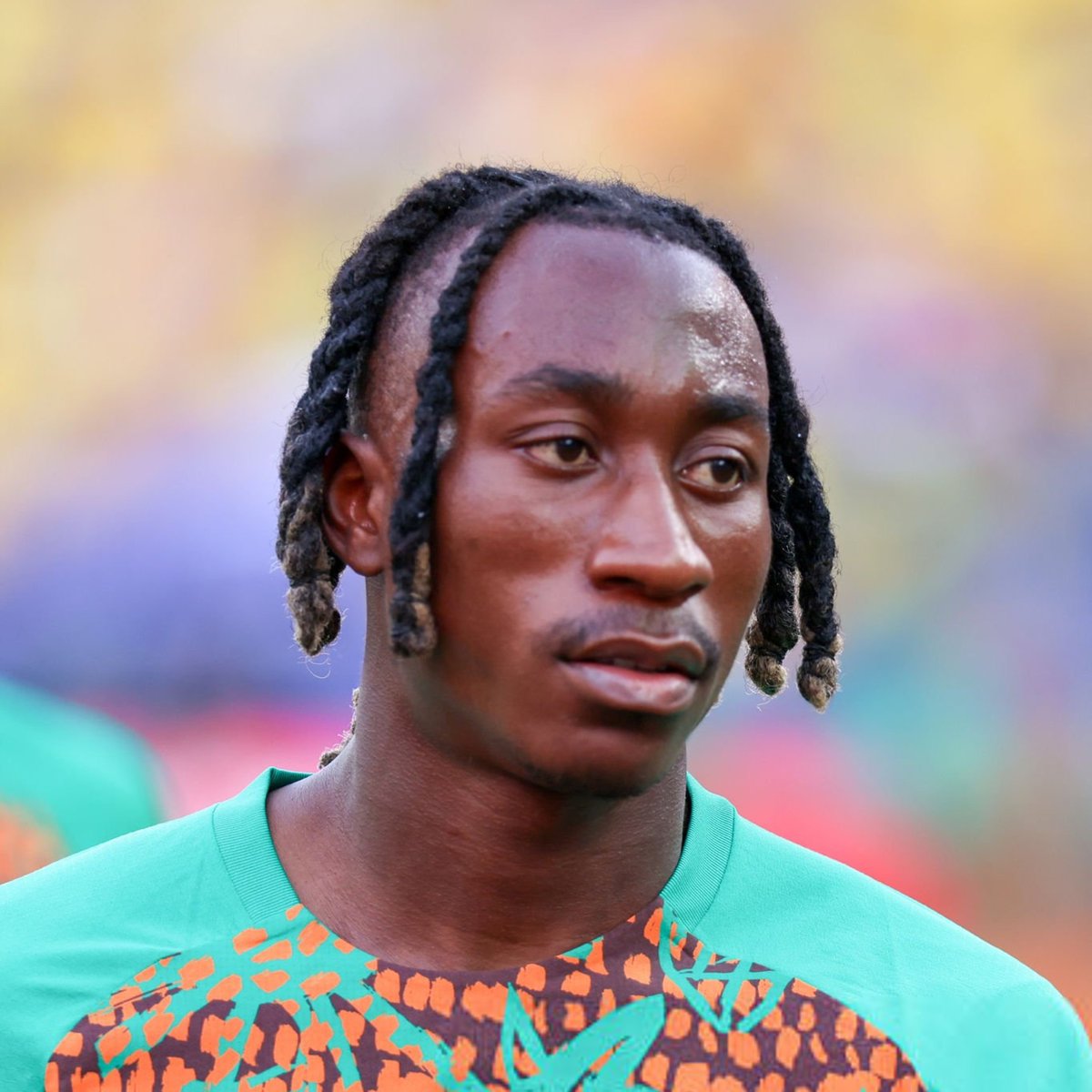 _BeFootball's tweet photo. 🚨🚨 L'ANNONCE DE YAN DIOMANDE 🇨🇮 AU REAL MADRID RETARDÉE PAR UN CONFLIT D'AGENTS !!! 😳🤍

Alors que tout est bouclé avec le RB Leipzig, le transfert est bloqué par une guerre entre représentants.

L'ancienne agence du joueur a déposé plainte auprès de la FIFA contre Roc Nation (l'agence de Jay-Z), avec qui le Real a négocié directement.

Le club espagnol attend une résolution rapide ou l'obtention d'une licence provisoire pour enfin officialiser sa recrue.

(@diarioas)