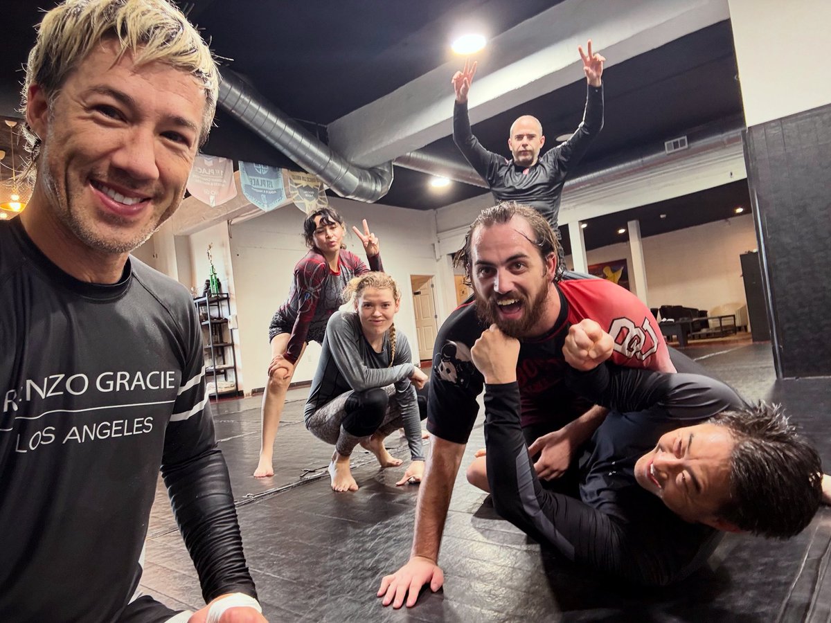 BrendanDrums's tweet photo. … the early-morning maniacs at @renzogracielosangeles
#bjj #jiujitsu #shenanigans #podzero #martialarts https://t.co/aUv6X31ofb